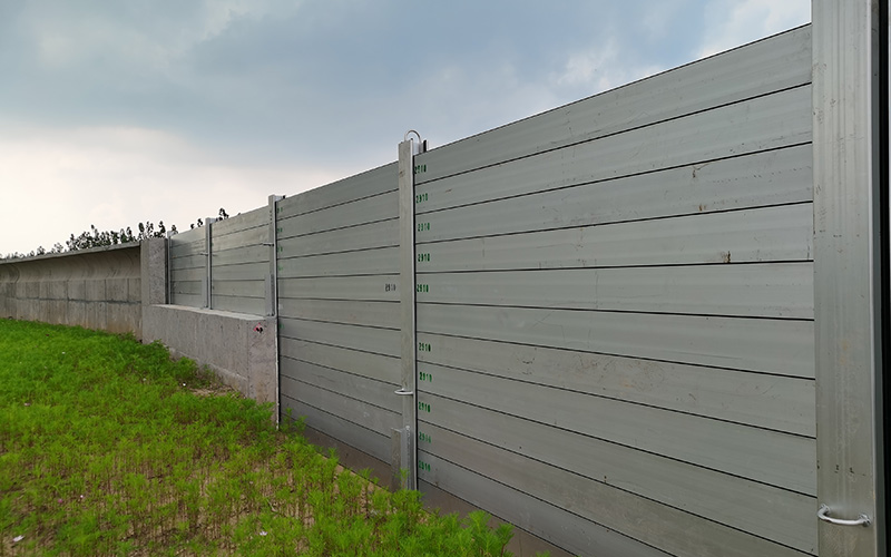 Demountable flood barrier