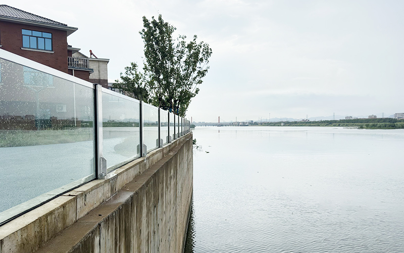 Glass wall flood barrier