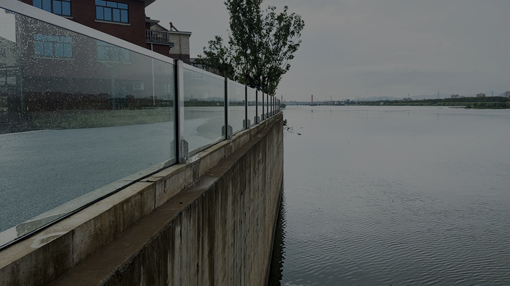 Glass wall flood barrier