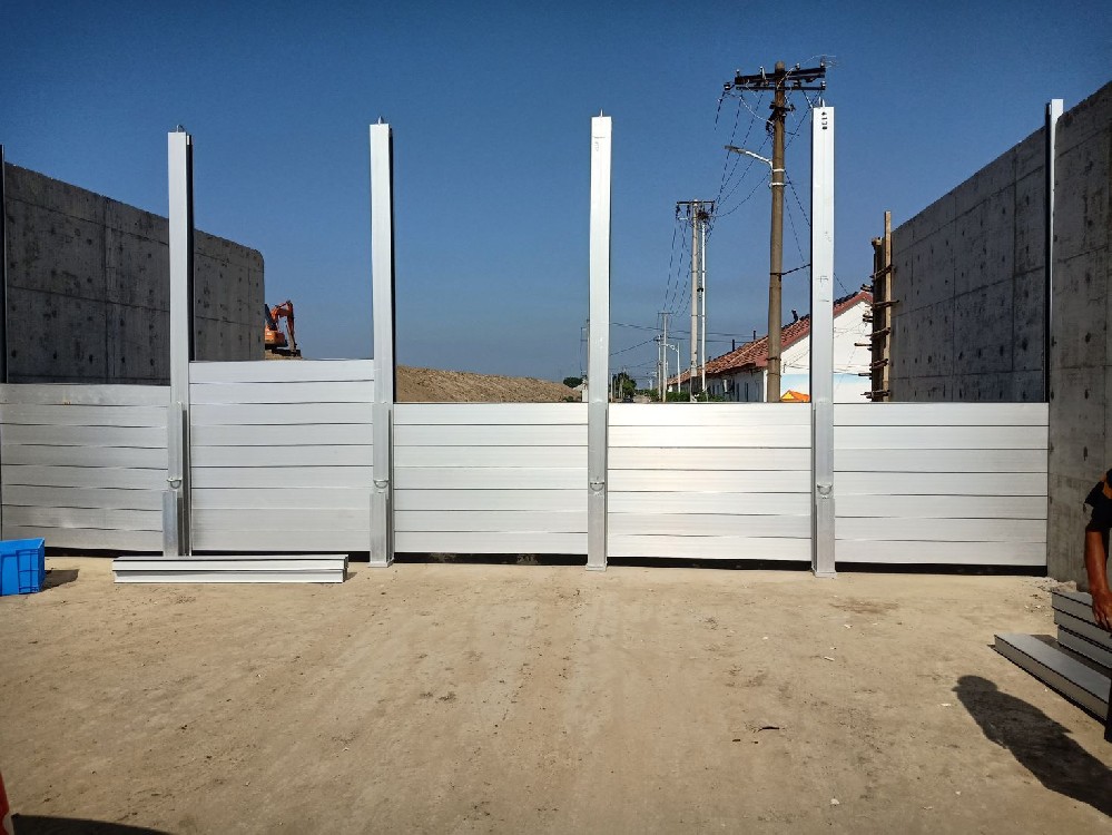 Demountable flood barrier