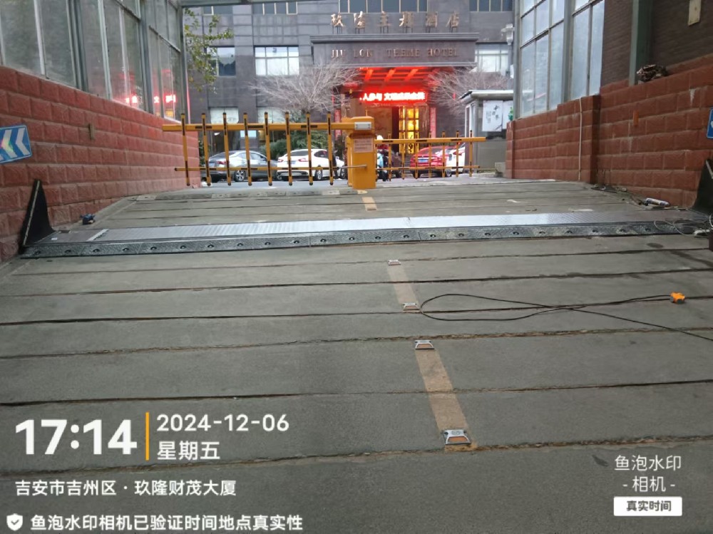 Pop-Up Flood Barrier